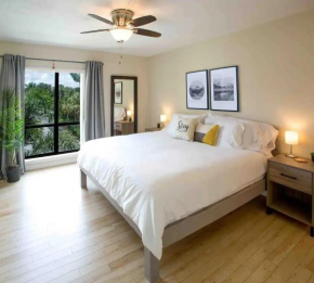 Stroll to Siesta Beach from Serene Condo + (bikes)
